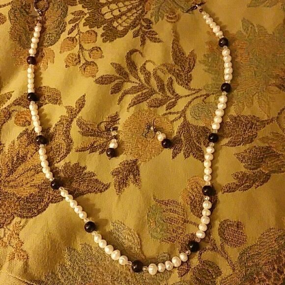SALE ON GORGEOUS PEARLS MAKE OFFER!!! $$$ AMYTHYST PURPLE STONES SET OFF PEARLS! - Picture 1 of 5